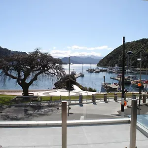 Waterfront Oxley's Luxury Apartment Picton